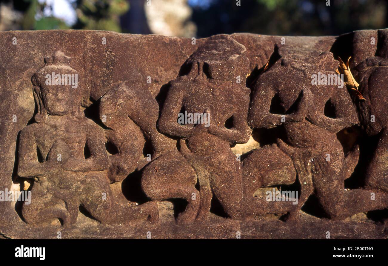Cambogia: Sculture su un architrave caduto, Preah Khan, Angkor. Preah Khan (Tempio della Spada Sacra) è stato costruito nel tardo 12 ° secolo (1191) da Jayavarman VII e si trova appena a nord di Angkor Thom. Il tempio fu costruito sul luogo della vittoria di Jayavarman VII sui Cham invasori nel 1191. Era il centro di un'organizzazione consistente, con quasi 100,000 funzionari e funzionari. Fu un'università buddista alla volta. La divinità primaria del tempio è il boddhisatva Avalokiteshvara sotto forma di padre di Jayavarman. Foto Stock