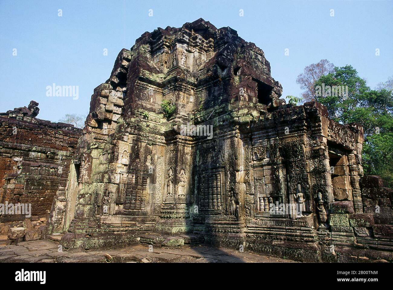 Cambogia: Preah Khan, Angkor. Preah Khan (Tempio della Spada Sacra) è stato costruito nel tardo 12 ° secolo (1191) da Jayavarman VII e si trova appena a nord di Angkor Thom. Il tempio fu costruito sul luogo della vittoria di Jayavarman VII sui Cham invasori nel 1191. Era il centro di un'organizzazione consistente, con quasi 100,000 funzionari e funzionari. Fu un'università buddista alla volta. La divinità primaria del tempio è il boddhisatva Avalokiteshvara sotto forma di padre di Jayavarman. Foto Stock