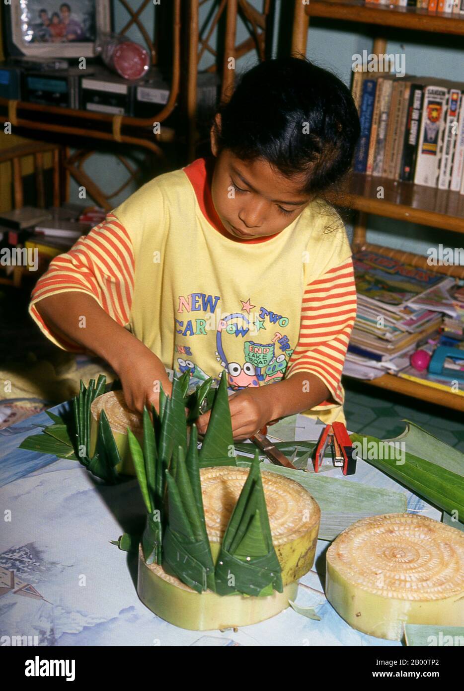 Thailandia: Giovane ragazza che fa un krathong, Loy Krathong Festival, Chiang mai. Loy Krathong si tiene ogni anno nella notte lunare del 12° mese nel tradizionale calendario lunare tailandese. Nel nord della Thailandia questo coincide con il festival Lanna noto come Yi Peng. Re Mengrai fondò la città di Chiang mai (che significa "nuova città") nel 1296, e succedette a Chiang Rai come capitale del regno Lanna. Chiang mai a volte scritto come 'Chiengmai' o 'Chiangmai', è la più grande e culturalmente significativa città nel nord della Thailandia. Foto Stock