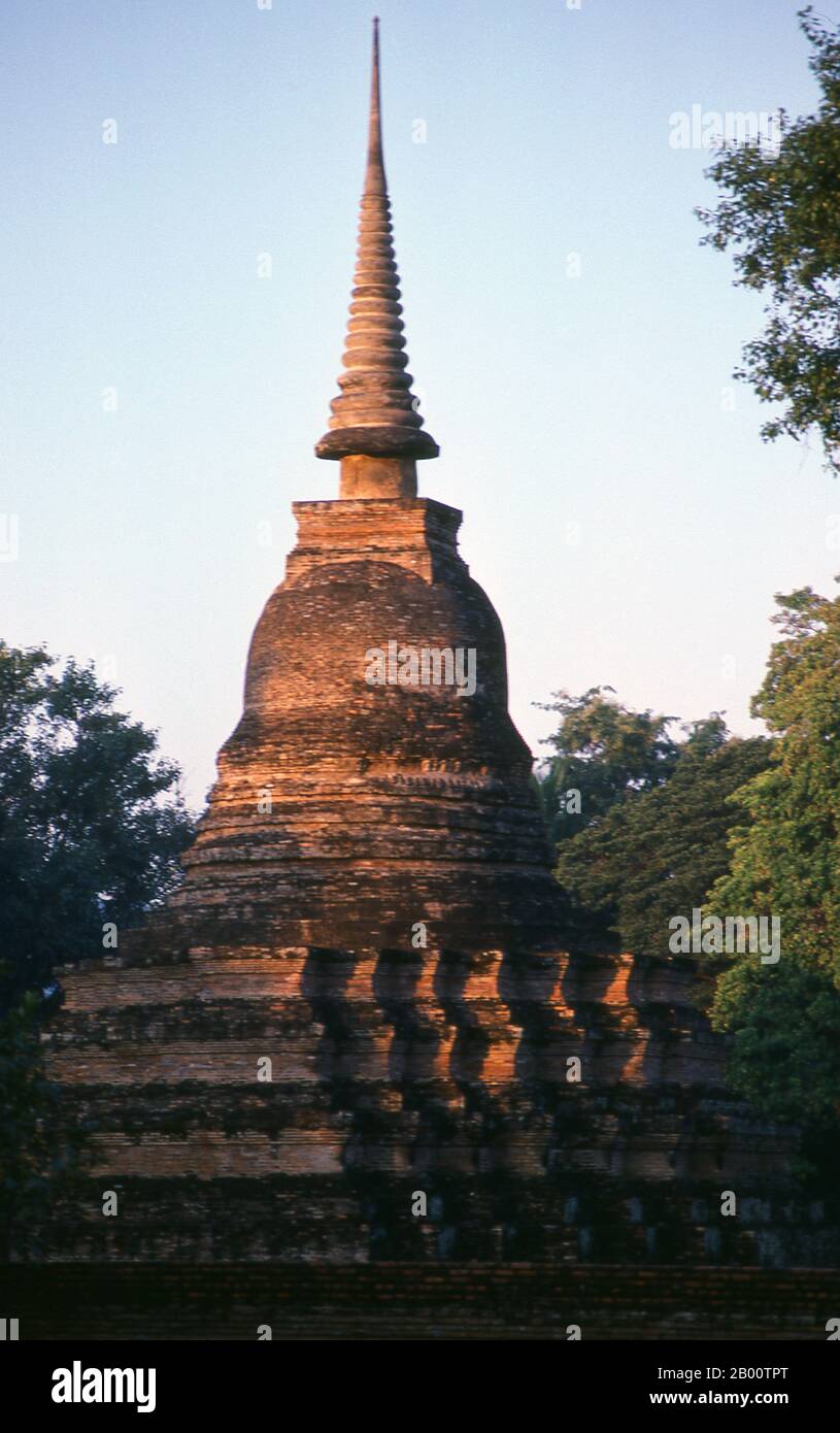 Thailandia: Chedi a forma di campana, Wat Mahathat, Sukhothai Historical Park. Wat Mahathat fu fondata nel XIII secolo dal re Intharathit (c.. 1240-70) e ricostruito nel 14 ° secolo. Era il cuore spirituale del regno di Sukhothai. Sukhothai, che letteralmente significa "Alba della felicità", fu la capitale del regno di Sukhothai e fu fondata nel 1238. Fu la capitale dell'Impero Tailandese per circa 140 anni. I Siamesi, o thailandesi, si trasferirono dalla loro casa ancestrale nella Cina meridionale nel sud-est asiatico intorno al X secolo d.C. Foto Stock