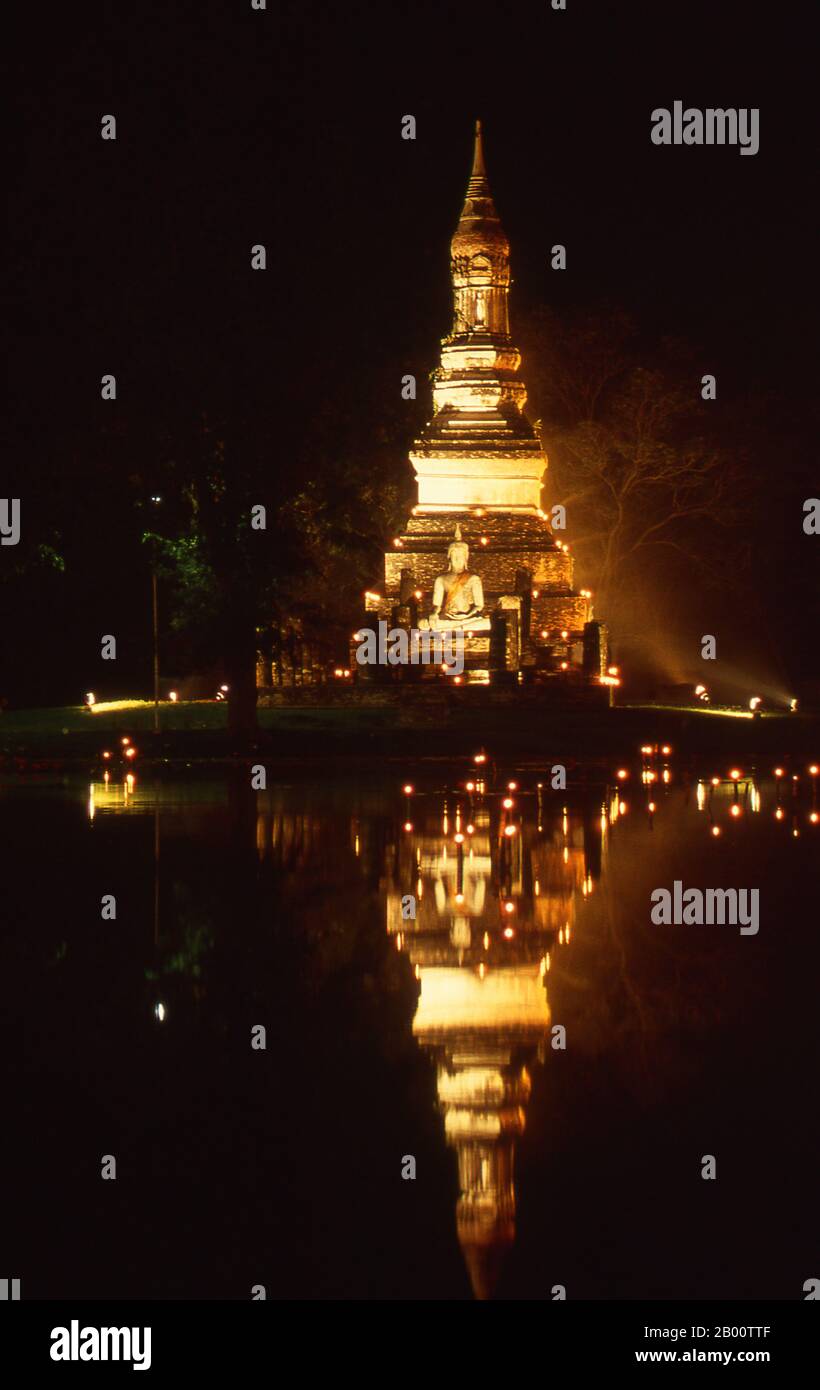 Thailandia: Wat Traphang Ngoen di notte, Parco storico di Sukhothai. Sukhothai, che letteralmente significa "Alba della felicità", fu la capitale del regno di Sukhothai e fu fondata nel 1238. Fu la capitale dell'Impero Tailandese per circa 140 anni. I Siamesi, o thailandesi, si trasferirono dalla loro casa ancestrale nella Cina meridionale nel sud-est asiatico intorno al X secolo d.C. Prima di questo, regni Indianizzati come i regni Mon, Khmer e Malay governarono la regione. I Thailandesi stabilirono i loro stati a partire da Sukhothai, Chiang Saen, Chiang mai e Lanna Kingdom. Foto Stock