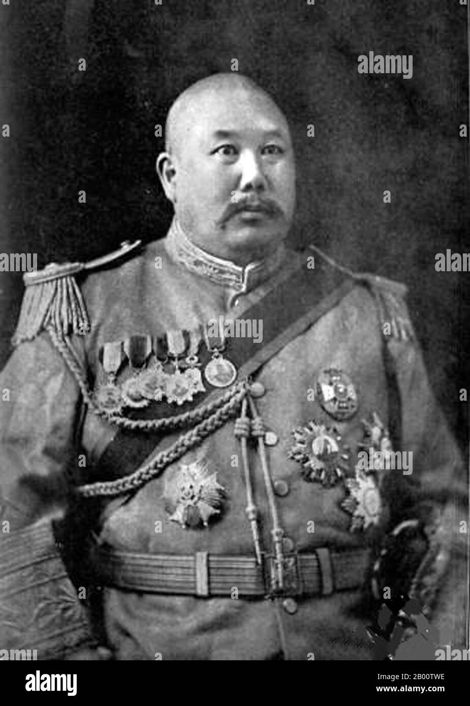 Cina: Il generale musulmano cinese ma Fuxiang (1876-1932). Ma Fuxiang, un musulmano di Hui, è nato a Linxia, Gansu, in Cina. Fu nominato governatore militare di Xining, e poi di Altay, in Qing Times. Dopo la fondazione della repubblica, ha ricoperto un gran numero di cariche militari nella regione nordoccidentale. Fu governatore di Qinghai nel 1912, Ningxia dal 1912 al 1920 e Suiyuan dal 1920 al 1925. Dopo essersi rivolto a Chiang Kai-shek nel 1928, è stato eletto presidente del governo di Anhui nel 1930. Fu eletto membro della Commissione del Governo Nazionale, e poi nominato sindaco di Qingdao. Foto Stock