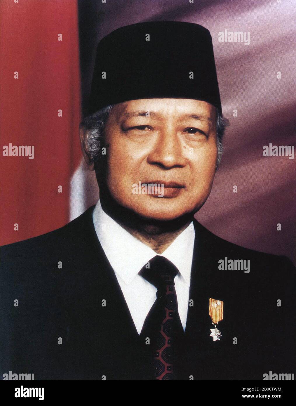Indonesia: Ritratto ufficiale di Suharto (1921-2008), secondo presidente dell'Indonesia (1967-1998), 1993. Suharto (8 giugno 1921 – 27 gennaio 2008) è stato il secondo presidente dell'Indonesia, che ha avuto la carica per quasi 32 anni, dal 1967 fino alle sue dimissioni nel 1998. Nella letteratura e nei media indonesiani, viene spesso chiamato Pak HARto. Figlio dei carestieri di Yogyakarta, Suharto si unì alla lotta per l'indipendenza dagli olandesi come giovane. Salendo al rango di maggiore generale nell'esercito indonesiano, Suharto contribuì a condurre una purga anti-comunista nel 1965 che portò a lui e ai militari a prendere il controllo. Foto Stock