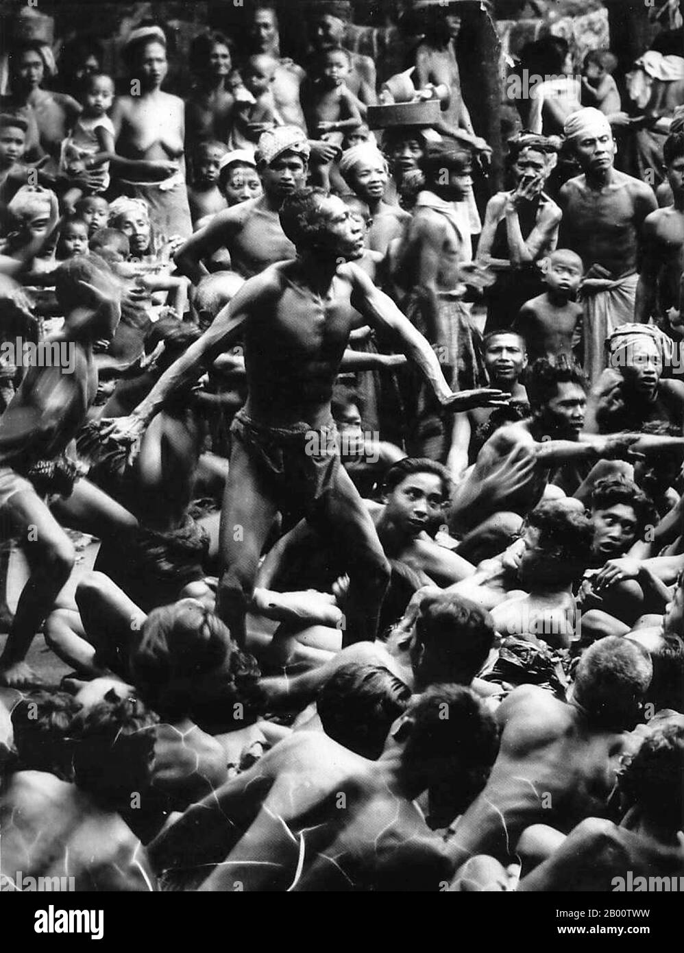 Indonesia: Danza trance a Bali, c.. 1930. Bali ospita gran parte della piccola minoranza indù indonesiana, con circa il 92% dei 4 milioni di abitanti dell'isola che aderiscono all'induismo balinese, mentre la maggior parte del resto segue l'Islam. Bali è la più grande destinazione turistica dell'Indonesia ed è rinomata per le sue arti altamente sviluppate, tra cui danza tradizionale e moderna, scultura, pittura, pelletteria, metallurgia e musica. Foto Stock