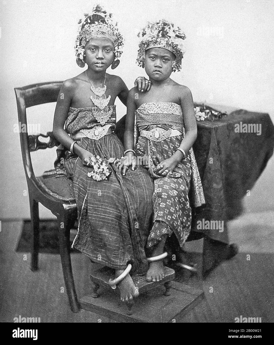 Indonesia: Due principesse balinesi in regalia reale, c.. 1900. Bali ospita gran parte della piccola minoranza indù indonesiana, con circa il 92% dei 4 milioni di abitanti dell'isola che aderiscono all'induismo balinese, mentre la maggior parte del resto segue l'Islam. Bali è la più grande destinazione turistica dell'Indonesia ed è rinomata per le sue arti altamente sviluppate, tra cui danza tradizionale e moderna, scultura, pittura, pelletteria, metallurgia e musica. Foto Stock
