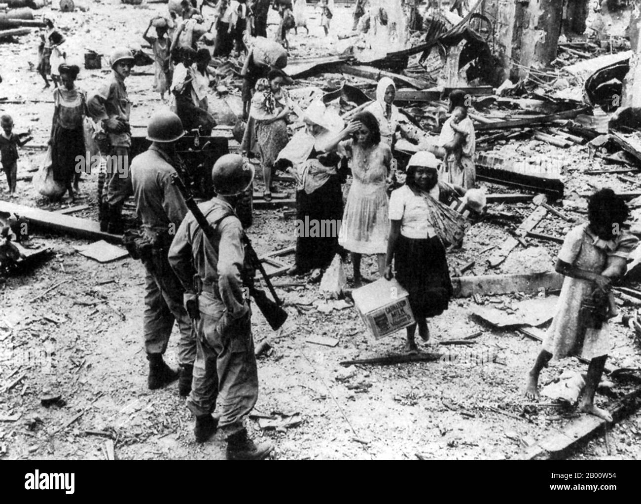 Filippine: Scena di distruzione massiccia dopo la battaglia di Manila, 1944. La battaglia di Manila dal 3 febbraio al 3 marzo 1945, combattuta da forze americane, filippine e giapponesi, faceva parte della campagna filippina del 1945. La battaglia di un mese, culminata in un terribile bagno di sangue e in una totale devastazione della città, fu teatro dei peggiori combattimenti urbani nel teatro del Pacifico e terminò quasi tre anni di occupazione militare giapponese nelle Filippine (1942–1945). La cattura della città è stata segnata come la chiave della vittoria del generale Douglas MacArthur nella campagna di riconquista. Foto Stock