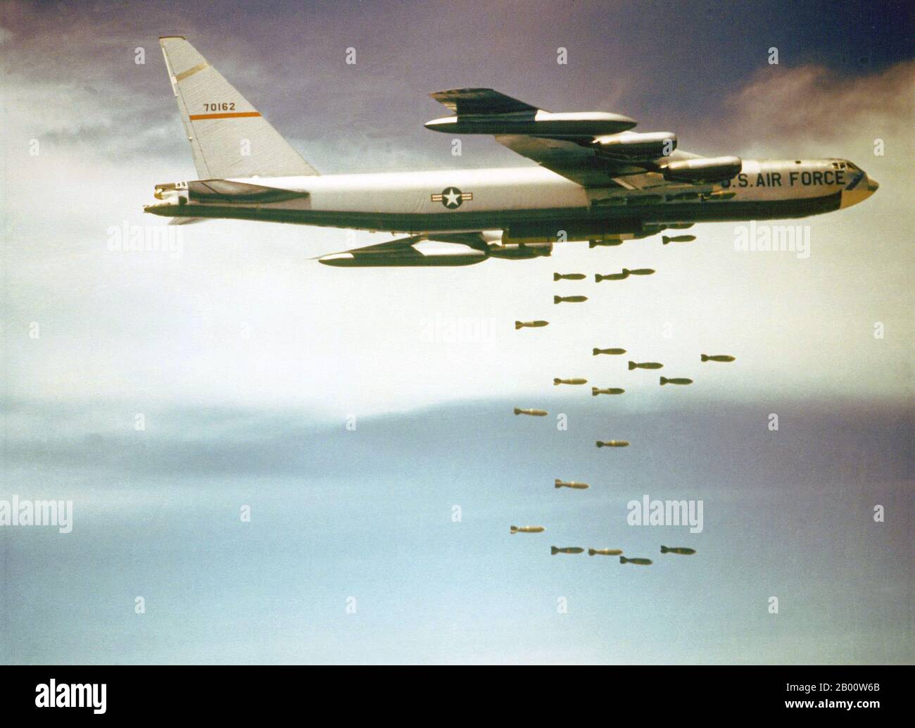 Vietnam: Bombardieri americani B-52F del comando aereo strategico USAF che scatena il suo carico di bomba sul Vietnam, anni 60. Bombardieri americani B52 del comando aereo strategico USAF che scatena il suo carico di bomba sul Vietnam. I B52 che volavano fuori da Guam e Thailandia sono stati utilizzati nelle operazioni Arclight attraverso il Vietnam del Sud e nelle operazioni contro il Nord come Linebacker 1 e Linebacker 2. Hanno causato danni immensi e perdite di vita. Foto Stock
