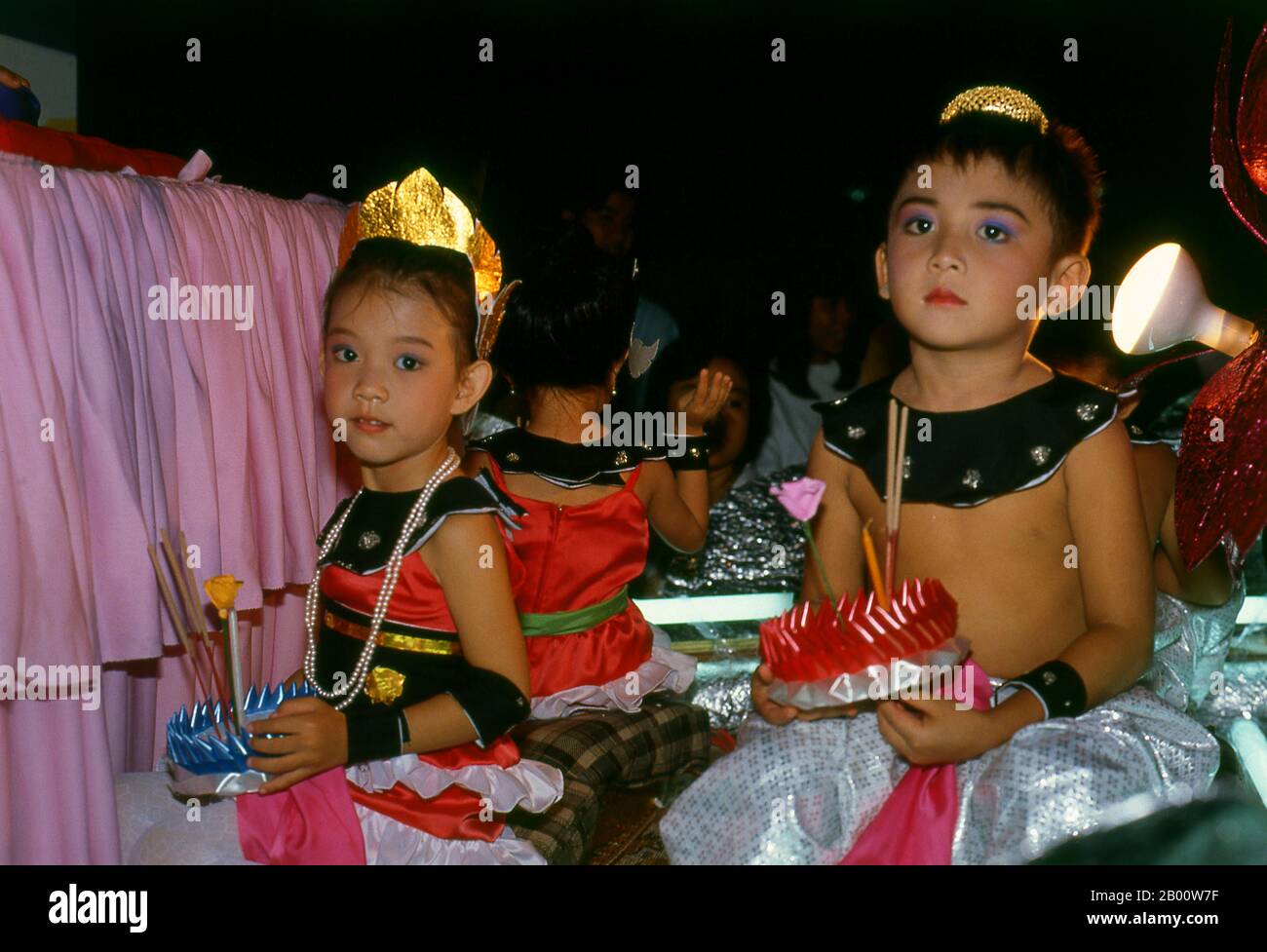 Thailandia: Bambini pronti a galleggiare i loro krathong, Loy Krathong Festival, Phuket. Bambini in costume tradizionale con i loro krathong, Phuket, Thailandia del Sud. Loy Krathong si tiene ogni anno nella notte lunare del 12° mese nel tradizionale calendario lunare tailandese. Nel nord della Thailandia questo coincide con il festival Lanna noto come Yi Peng. Foto Stock