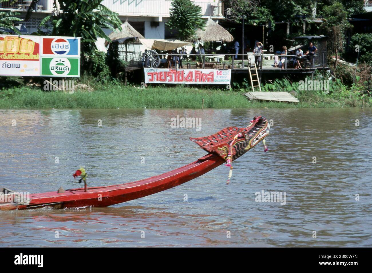 Thailandia: Gare di Dragon Boat sul fiume Ping, Loy Krathong Festival, Chiang mai. Loy Krathong si tiene ogni anno nella notte lunare del 12° mese nel tradizionale calendario lunare tailandese. Nel nord della Thailandia questo coincide con il festival Lanna noto come Yi Peng. Re Mengrai fondò la città di Chiang mai (che significa "nuova città") nel 1296, e succedette a Chiang Rai come capitale del regno Lanna. Chiang mai a volte scritto come 'Chiengmai' o 'Chiangmai', è la più grande e culturalmente significativa città nel nord della Thailandia. Foto Stock