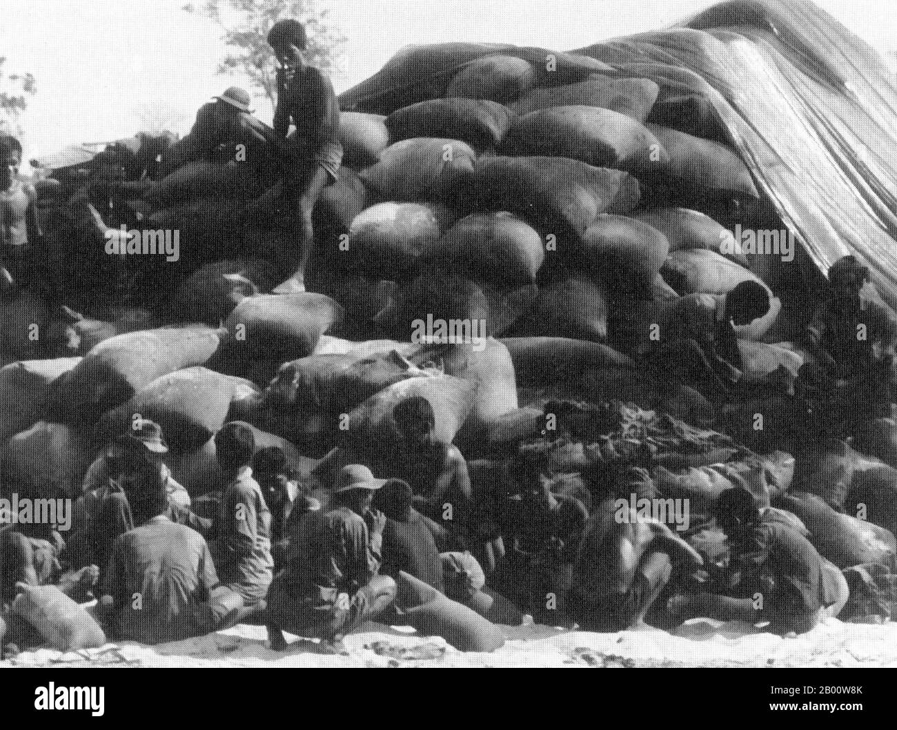 Cambogia: I lavoratori cambogiani accumulano sacchi di riso catturati dalle forze comuniste durante l'incursione cambogiana della metà del 1970. La Campagna cambogiana (nota anche come incursione cambogiana) è stata una serie di operazioni militari condotte nella Cambogia orientale durante la metà del 1970 dagli Stati Uniti (Stati Uniti) e dalla Repubblica del Vietnam (Vietnam del Sud) durante la guerra del Vietnam. Un totale di 13 operazioni importanti sono state condotte dall'Esercito della Repubblica del Vietnam (ARVN) tra il 29 aprile e il 22 luglio e dalle forze statunitensi tra il 1° maggio e il 30 giugno. Foto Stock