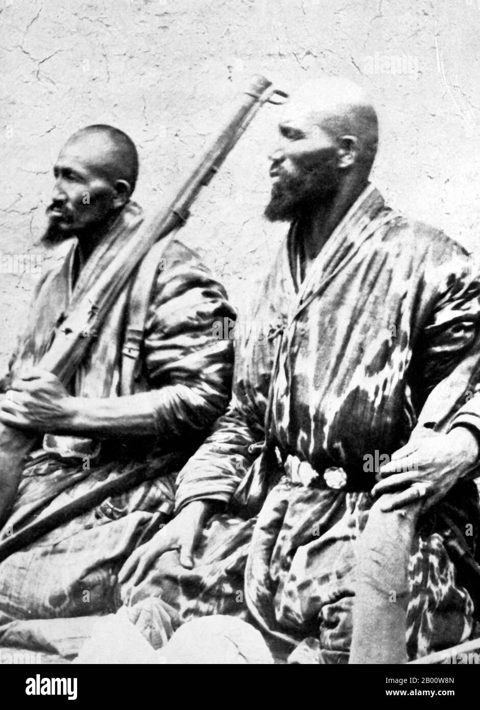 Cina: Due guardie del corpo di Muhammad Yaqub Beg, Amir di Kashgar 1867-1877. Sono probabilmente uzbeki etnici di Khokand o Andijan, ma possono anche essere uiguri locali. Foto Stock