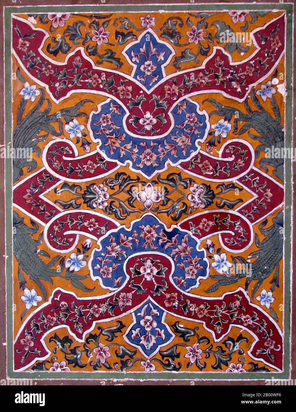 Pakistan: Arabesque, Moschea di Wazir Khan, Lahore. Foto di Atif Gulzar (licenza CC BY-SA 3.0). La Moschea di Wazir Khan (Masjid Wazir Khan) a Lahore, Pakistan, è celebrata per la sua vasta opera di piastrelle di faience. E' stato descritto come 'un posto di bellezza sulla guancia di Lahore'. Fu costruito in sette anni, a partire dal 1634-1635, durante il regno dell'imperatore Mughal Shah Jahan. Fu costruito da Shaikh ILM-ud-din Ansari, un nativo di Chiniot, che divenne medico di corte di Shah Jahan e, più tardi, governatore di Lahore. Era comunemente conosciuto come Wazir Khan. Foto Stock