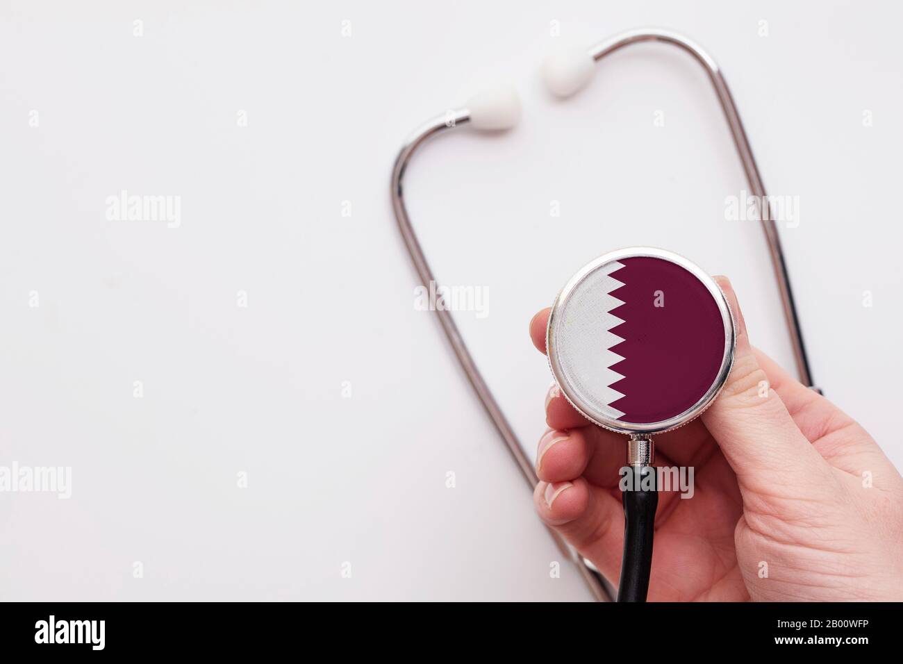 Concetto di assistenza sanitaria in Qatar. Medico che detiene uno stetoscopio medico. Foto Stock