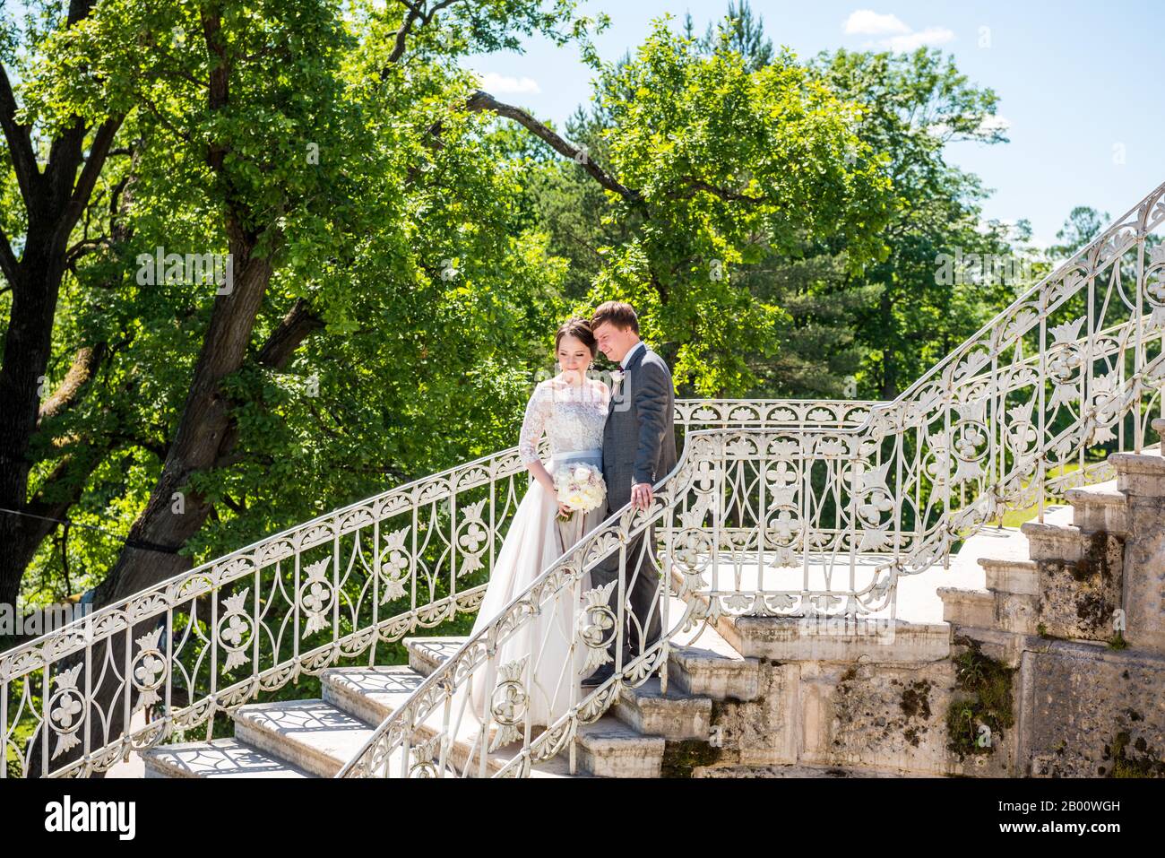 Una coppia che scatta foto di matrimonio nel Palazzo di Caterina , un palazzo rococò, la residenza estiva degli zar russi. San Pietroburgo, Russia Foto Stock