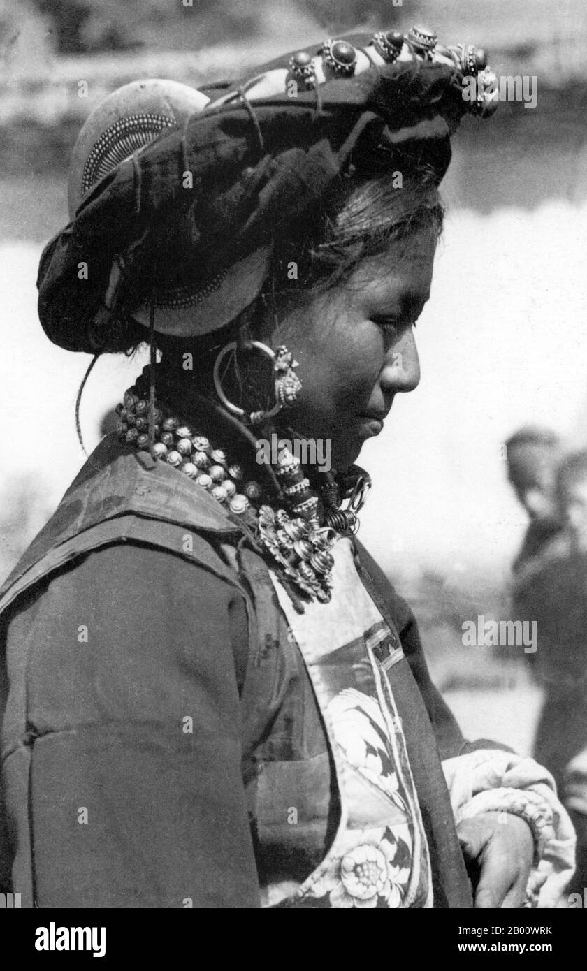 Tibet: Una giovane donna etnica Khampas vestita di abbigliamento festivo nel villaggio di Tsejrong. Kham è una regione del Tibet orientale che è stata considerata un "distretto amministrativo speciale" all'interno della Cina fino al 1939, quando è diventata una provincia ufficiale cinese. Il popolo di Kham si chiama ‘Khampas’ e sono guerrieri di grande reputazione. Foto Stock