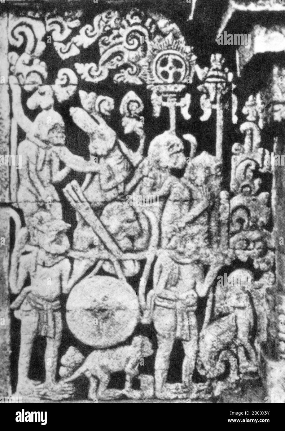 Indonesia: Da un sollievo del XIV secolo al tempio giavanese Candi Panataran, questa scena del Ramayana mostra l'esercito del re delle scimmie Sugiwa che porta un grande gong. Il Ramayana è una delle due antiche epiche indù, l'altra è il Mahabharata. Nel Ramayana, la moglie di Rama Sita viene rapita dal demone malvagio Ravana e portata in Lanka come ostaggio. È finalmente salvata da Hanuman, il dio eroico della scimmia. Foto Stock