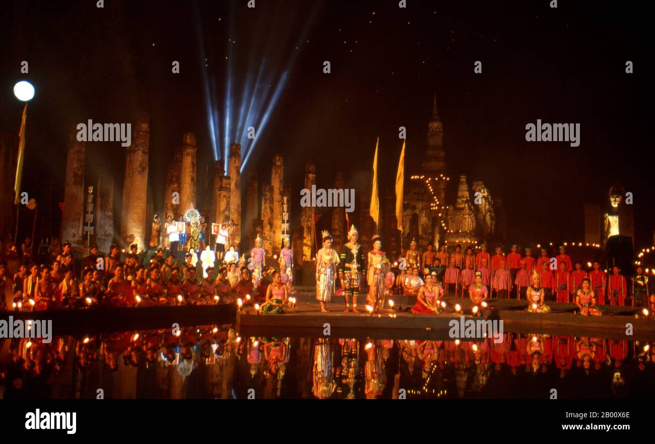 Thailandia: Spettacolo di luci e suoni per l'annuale Festival di Loy Krathong, Sukhothai Historical Park. Loy Krathong (o Loi Krathong) è un festival celebrato annualmente in tutta la Thailandia e in alcune parti del Laos durante la luna piena del 12 ° mese nel tradizionale calendario lunare. Sukhothai, che letteralmente significa "Alba della felicità", fu la capitale del regno di Sukhothai e fu fondata nel 1238. Fu la capitale dell'Impero Tailandese per circa 140 anni. Foto Stock