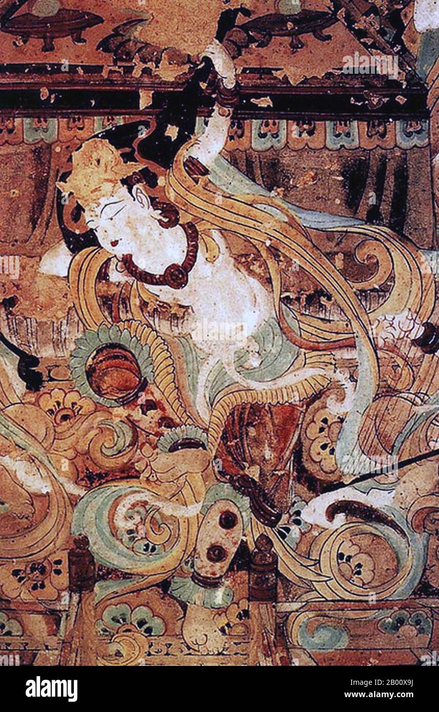 Cina: Un essere celeste. Murale, Grotta 112, Grotte di Mogao, Dunhuang, Provincia di Gansu. Le Grotte di Mogao o le Grotte di Mogao (cinese: mogao ku) (conosciuta anche come le Grotte dei Mille Buddha e le Grotte di Dunhuang) formano un sistema di 492 templi 25 km (15.5 miglia) a sud-est del centro di Dunhuang, un'oasi strategicamente situata in un crocevia religioso e culturale sulla Via della Seta, nella provincia di Gansu, in Cina. Le grotte contengono alcuni dei migliori esempi di arte buddista che si estendono per un periodo di 1,000 anni. Le prime grotte furono scavate intorno al 366 come luoghi di meditazione e culto buddista. Foto Stock