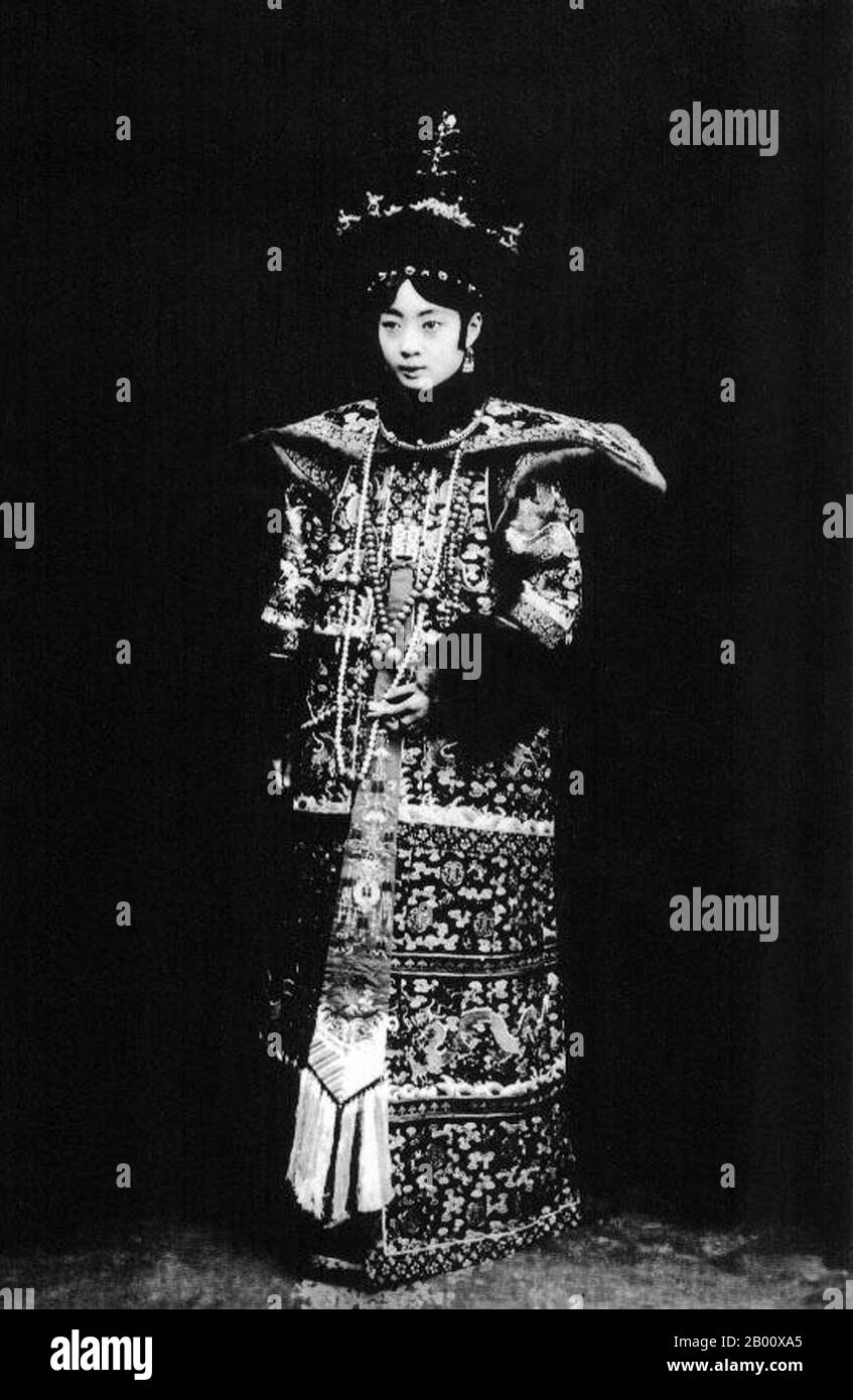 Cina: Imperatrice Xiao Ke min, nota anche come imperatrice WAN Rong (WAN-Jung) (13 novembre 1906 – 20 giugno 1946). Gobulo WAN Rong ('bell'aspetto') era la figlia di Rong Yuan, il ministro degli Affari interni del governo di Qing e capo di una delle famiglie più importanti e più ricche della Manciuria. All'età di 17 anni, WAN Rong è stata selezionata da una serie di fotografie presentate all'Imperatore Xuan Tong (Puyi). Il matrimonio si è svolto quando Puyi ha raggiunto l'età di 16 anni. WAN Rong fu l'ultima imperatrice Consort della dinastia Qing in Cina, e più tardi imperatrice di Manchukuo (Impero Manchuriano). Foto Stock