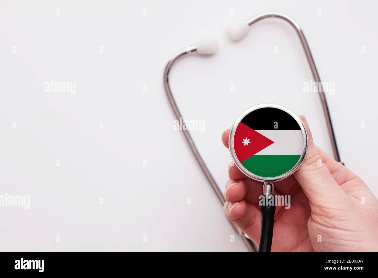 Jordan Healthcare Concept. Medico che detiene uno stetoscopio medico. Foto Stock