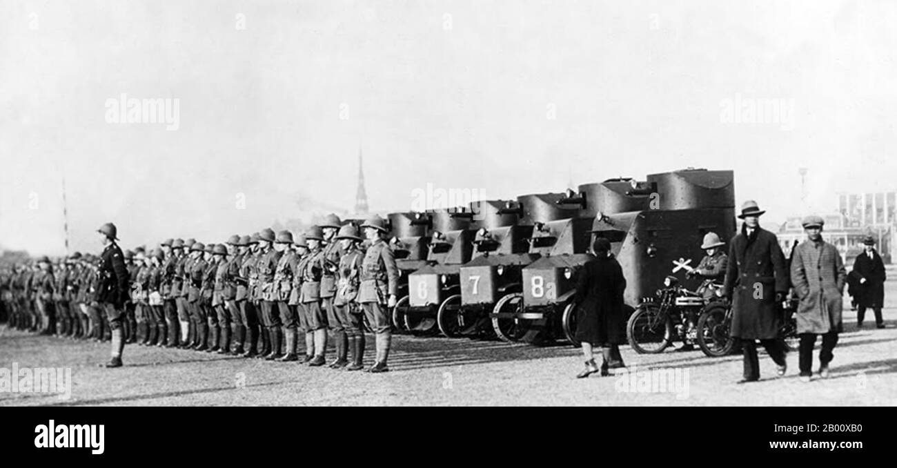 Cina: Auto blindate britanniche al servizio dell'insediamento internazionale 'Shanghai Volontarii', 1927. Il terrore di Shanghai: Nel 1927, i comunisti cercarono di porre fine al governo straniero, ufficialmente supportato dai gangster e dai nazionalisti Kuomintang (KMT). I leader del Green Gang si sono tuttavia alleati in modo informale con Chiang Kai-shek e i capitalisti di Shanghailander hanno agito contro i comunisti e i sindacati organizzati. I nazionalisti avevano collaborato con i leader delle bande dalla rivoluzione del 1911. Molti comunisti sono stati uccisi in un grande attacco a sorpresa della banda nell'aprile 1927 a Shanghai. Foto Stock
