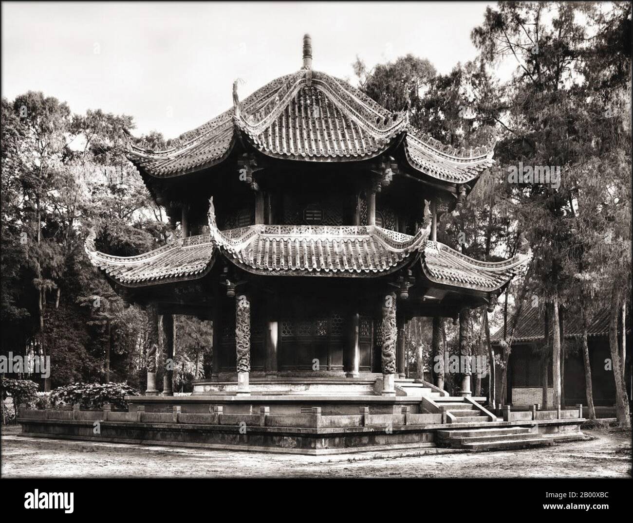 Cina: Pagoda nei terreni del Tempio di Qingyang Gong, Chengdu. Foto di Ernest Henry Wilson (1876-1930), 1908. Qingyang Gong Shi (Green Goat Palace Temple) è il più antico e più grande tempio Daoista nel sud-ovest della Cina. Si trova nella parte occidentale della città di Chengdu. Originariamente costruito nella prima Dinastia Tang (618-907), questo tempio è stato ricostruito e riparato molte volte. Gli edifici esistenti sono stati costruiti per la maggior parte durante la dinastia Qing (1644-1911). Secondo la leggenda, Qing Yang Gong è detto essere il luogo di nascita del fondatore del Taoismo, Lao Tsu/Laozi, ed è dove ha dato il suo abete Foto Stock