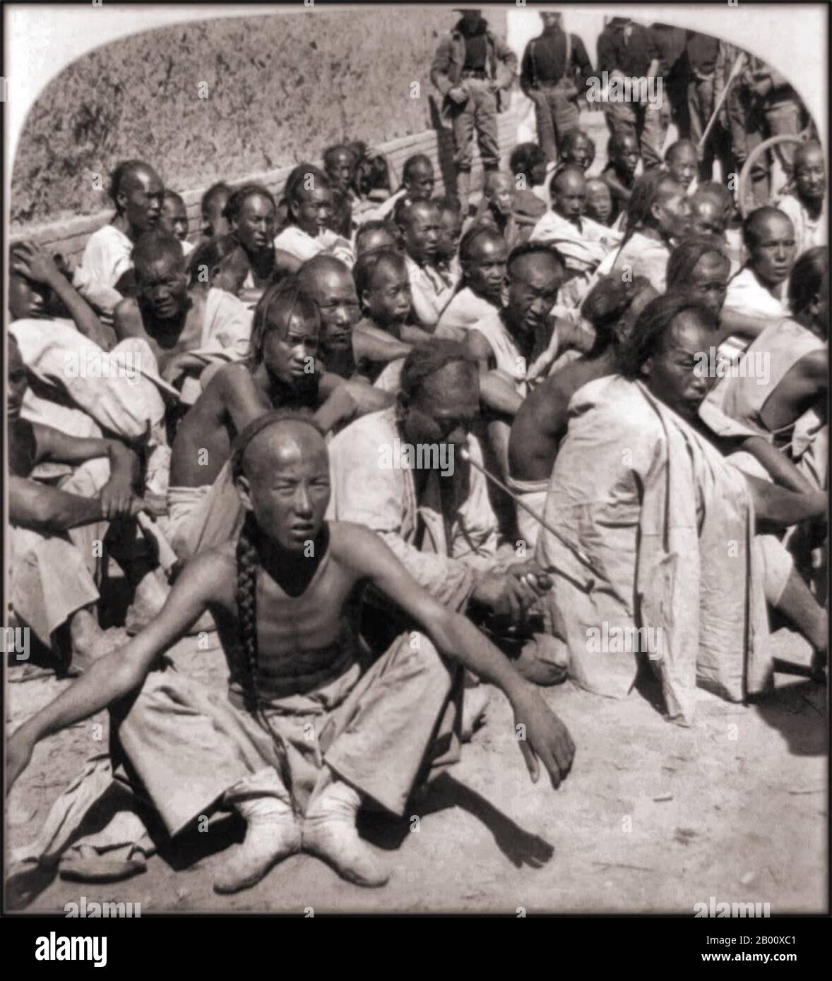 Cina: Boxer 'prigionieri' catturati dal VI Cavalleria degli Stati Uniti, Tientsin/Tianjin, Cina, 1901. La ribellione dei Boxer, chiamata anche 'l'insurrezione dei Boxer' da alcuni storici o dal 'movimento della Società della giusta armonia' nella Cina settentrionale, era una serie di saccheggi, arsons e uccisioni di stranieri, da bande di cinesi rurali, che sostenevano di essere in possesso di potere soprannaturale. Gli stranieri erano visti come uomini fantasma che dovevano essere sterminati. Inizialmente furono soppressi dall'autorità di Manchu, e furono considerati banditi e cacciati. In una fase successiva, i Boxer furono reclutati dalla Corte Imperiale. Foto Stock