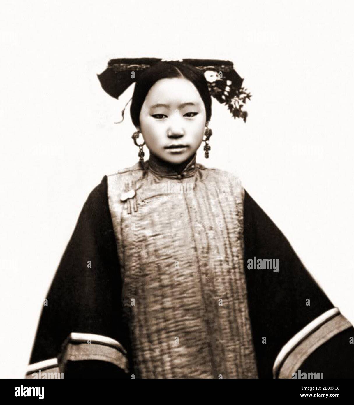 Cina: Coiffure di una donna Tartar o Manchu, Pechino. Foto di John Thomson (1837-1921), 1869. Esempio di una coiffure su una femmina Tartar o Manchu, che indossa un abito trapuntato a maniche lunghe. I capelli sono avvolti intorno ad una striscia piatta di legno. Foto Stock