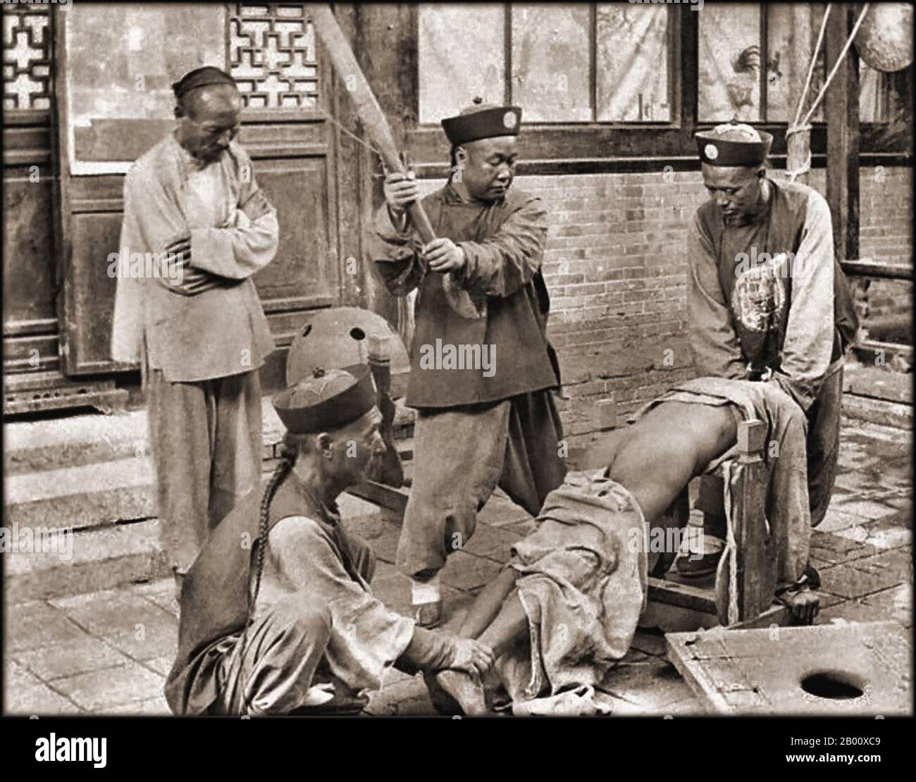 Cina: Punizione cinese - pagaiando un interruttore (1901), una punizione comune inflitta dai tribunali di Qing. La dinastia Qing (1644–1911) fu fondata dopo che i Manchus sconfissero la Ming, l'ultima dinastia cinese Han. Il Manchus ha introdotto un 'ordine di coda', costringendo il cinese di Han ad adottare la coda di Manchu acconciatura e l'abbigliamento manchu-stile. Il Qing consolidò il controllo di alcune aree originariamente sotto il Ming, compreso Yunnan. Essi inoltre allungarono la loro sfera di influenza su Xinjiang, Tibet e Mongolia. Ma durante il diciannovesimo secolo, il controllo di Qing si è indebolito. Foto Stock