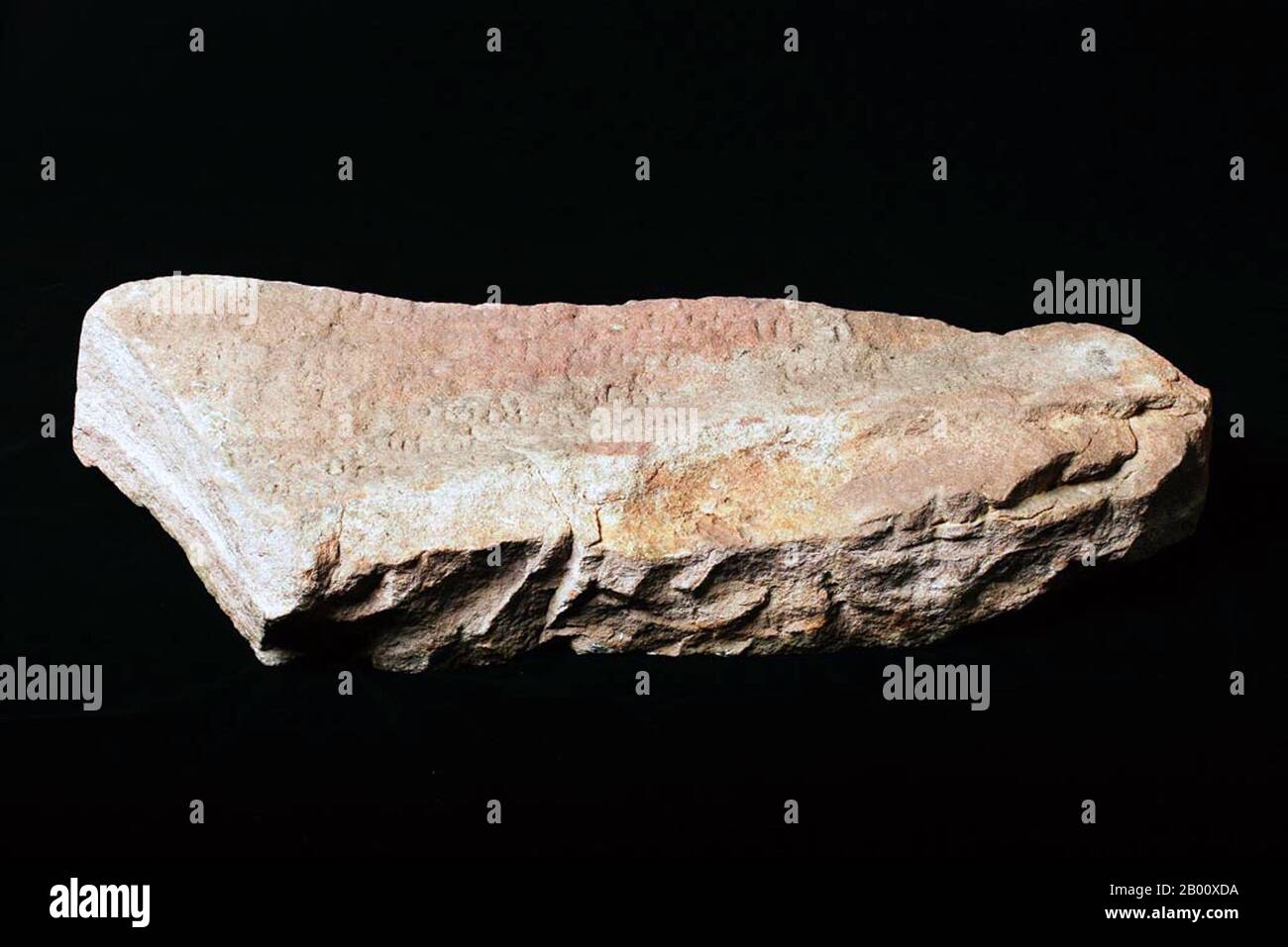 Singapore: La pietra di Singapore. La pietra di Singapore è un frammento di una grande lastra di arenaria che originariamente sorgeva alla foce del fiume Singapore. La lastra, che si ritiene risalga almeno al 13 ° secolo e forse già al 10 ° o 11 ° secolo, portava un'iscrizione non decifrata. Le teorie recenti suggeriscono che l'iscrizione sia in giavanese antico o sanscrito. È probabile che la persona che ha commissionato l'iscrizione fosse un Sumatran. La lastra è stata fatta saltare in aria nel 1843 per liberare e allargare il passaggio alla foce del fiume per fare spazio ad un forte. Foto Stock