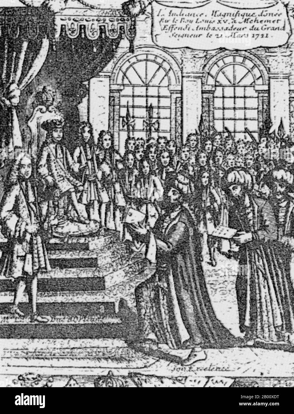 Francia/Turchia: L'ambasciatore ottomano Mehmet Efendi presenta le sue credenziali al re Luigi XV a Versailles nel 1721. Il ministro degli Esteri francese Guillaume Dubois è raffigurato a sinistra. Yirmisekiz Celebi Mehmet Efendi fu un ispettore militare degli eserciti ottomani che divenne diplomatico e fu selezionato dal sultano Ahmed III come primo ambasciatore dell'impero nella Francia di Loius XV. Fu anche poeta che scriveva con il nome di penna ‘Faizi’. Ha scritto un interessante resoconto delle sue esperienze in Francia nel libro turco dei viaggi diplomatici, ‘Sefaretname’. Foto Stock