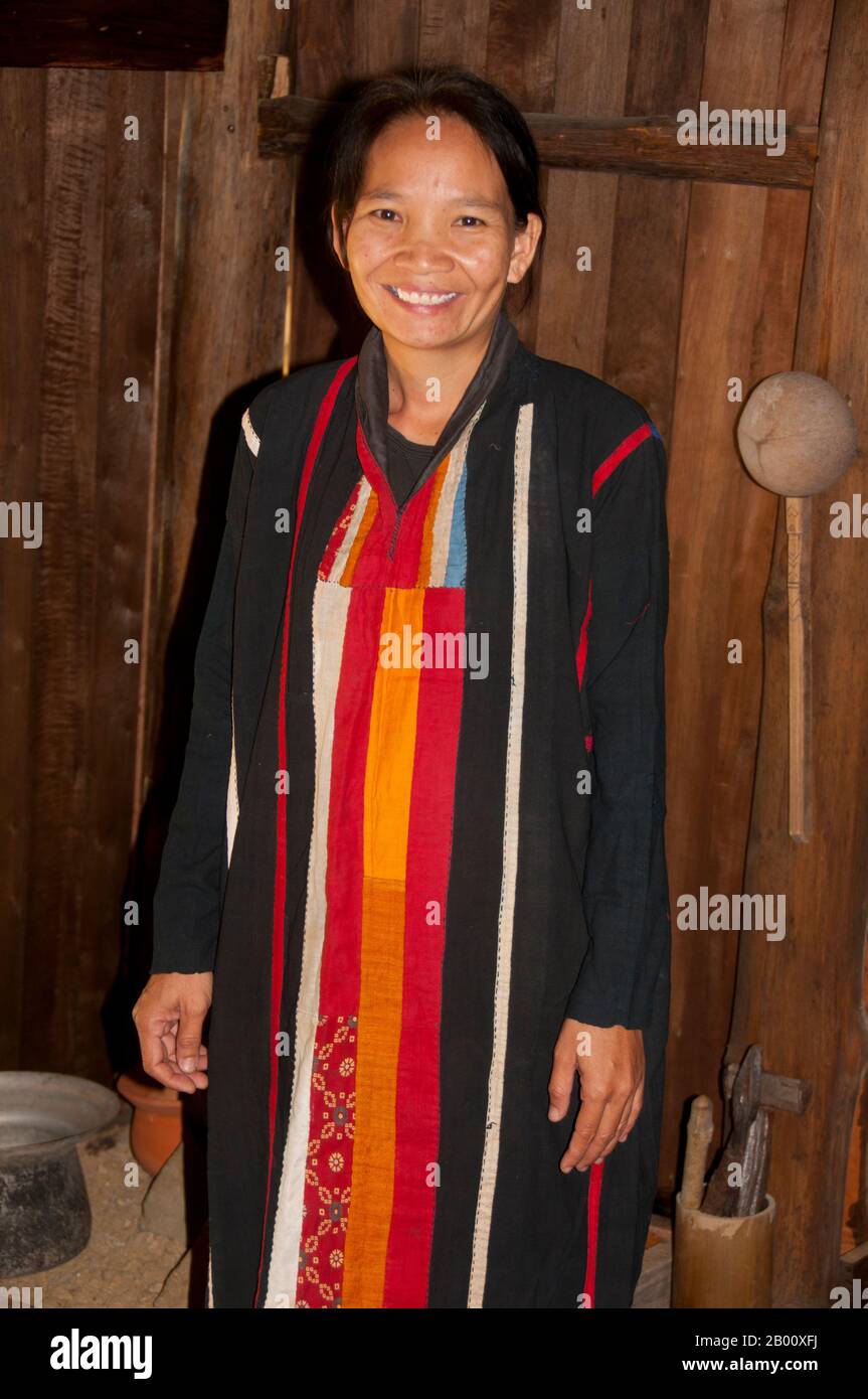 Thailandia: Nero Tai donna in abito tradizionale, Ban Na Pa Nat Tai Dam Villaggio Culturale, Loei Provincia. La Diga di Tai o Tai Nero sono un gruppo etnico che si trova in alcune parti del Laos, Vietnam, Cina e Thailandia. I parlanti di Tai Dam in Cina sono classificati come parte della nazionalità dai insieme a quasi tutti gli altri popoli Tai. Ma in Vietnam loro viene data la propria nazionalità (con il Tai Bianco), dove sono classificati come la nazionalità Thái (che significa popolo Tai). La diga di Tai ha origine dalle vicinanze di Dien Bien Phu in Vietnam. Foto Stock