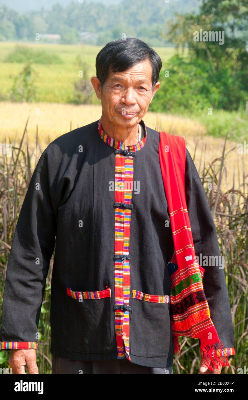 Thailandia: Uomo nero Tai in abito tradizionale, Ban Na Pa Nat Tai Dam Villaggio Culturale, Provincia di Loei. La Diga di Tai o Tai Nero sono un gruppo etnico che si trova in alcune parti del Laos, Vietnam, Cina e Thailandia. I parlanti di Tai Dam in Cina sono classificati come parte della nazionalità dai insieme a quasi tutti gli altri popoli Tai. Ma in Vietnam loro viene data la propria nazionalità (con il Tai Bianco), dove sono classificati come la nazionalità Thái (che significa popolo Tai). La diga di Tai ha origine dalle vicinanze di Dien Bien Phu in Vietnam. Foto Stock