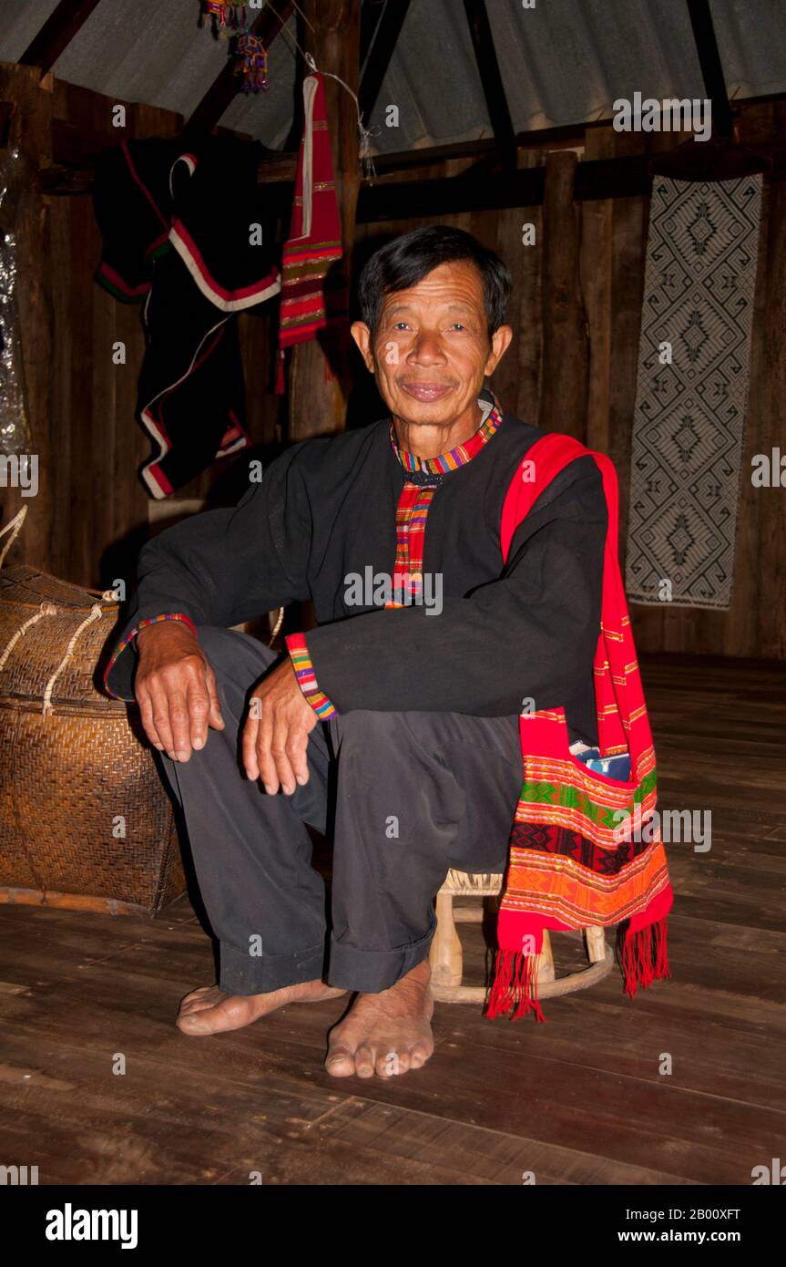 Thailandia: Uomo nero Tai in abito tradizionale, Ban Na Pa Nat Tai Dam Villaggio Culturale, Provincia di Loei. La Diga di Tai o Tai Nero sono un gruppo etnico che si trova in alcune parti del Laos, Vietnam, Cina e Thailandia. I parlanti di Tai Dam in Cina sono classificati come parte della nazionalità dai insieme a quasi tutti gli altri popoli Tai. Ma in Vietnam loro viene data la propria nazionalità (con il Tai Bianco), dove sono classificati come la nazionalità Thái (che significa popolo Tai). La diga di Tai ha origine dalle vicinanze di Dien Bien Phu in Vietnam. Foto Stock