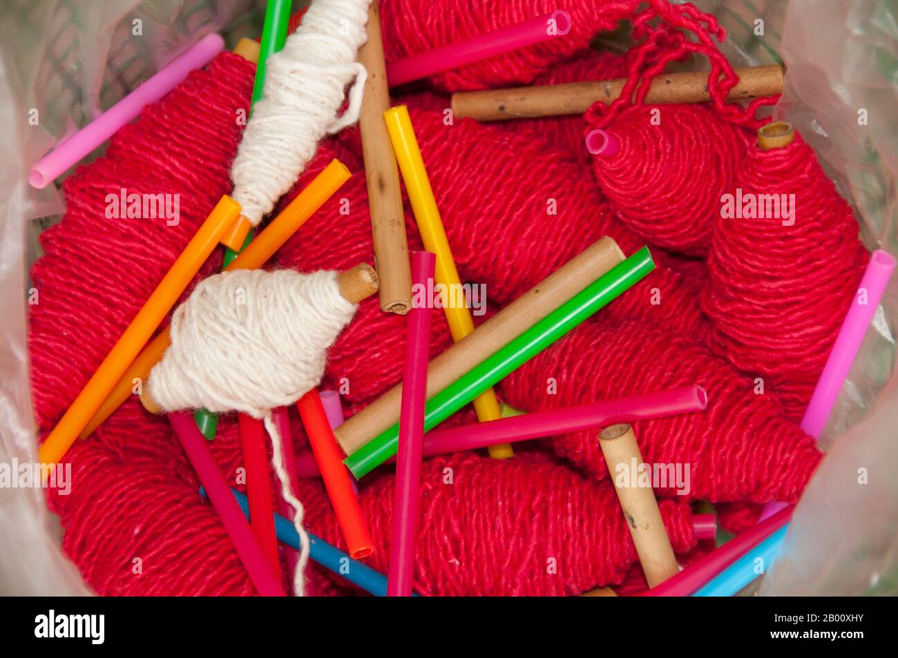 Thailandia: Filato utilizzato per la tessitura, Ban Na Pa Nat Tai Dam Villaggio Culturale, Provincia di Loei. La Diga di Tai o Tai Nero sono un gruppo etnico che si trova in alcune parti del Laos, Vietnam, Cina e Thailandia. I parlanti di Tai Dam in Cina sono classificati come parte della nazionalità dai insieme a quasi tutti gli altri popoli Tai. Ma in Vietnam loro viene data la propria nazionalità (con il Tai Bianco), dove sono classificati come la nazionalità Thái (che significa popolo Tai). La diga di Tai ha origine dalle vicinanze di Dien Bien Phu in Vietnam. Foto Stock