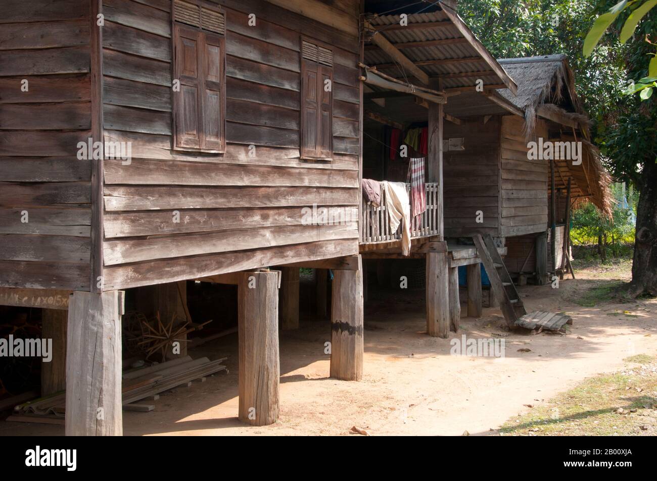Thailandia: Alloggio nel villaggio culturale di Ban Na Pa Nat Tai Dam, provincia di Loei. La Diga di Tai o Tai Nero sono un gruppo etnico che si trova in alcune parti del Laos, Vietnam, Cina e Thailandia. I parlanti di Tai Dam in Cina sono classificati come parte della nazionalità dai insieme a quasi tutti gli altri popoli Tai. Ma in Vietnam loro viene data la propria nazionalità (con il Tai Bianco), dove sono classificati come la nazionalità Thái (che significa popolo Tai). La diga di Tai ha origine dalle vicinanze di Dien Bien Phu in Vietnam. Foto Stock