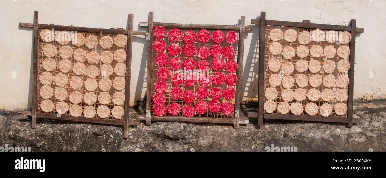 Thailandia: Torte di riso asciutte al sole, Ban Na Pa Nat Tai Dam Villaggio Culturale, Provincia di Loei. La Diga di Tai o Tai Nero sono un gruppo etnico che si trova in alcune parti del Laos, Vietnam, Cina e Thailandia. I parlanti di Tai Dam in Cina sono classificati come parte della nazionalità dai insieme a quasi tutti gli altri popoli Tai. Ma in Vietnam loro viene data la propria nazionalità (con il Tai Bianco), dove sono classificati come la nazionalità Thái (che significa popolo Tai). La diga di Tai ha origine dalle vicinanze di Dien Bien Phu in Vietnam. Foto Stock