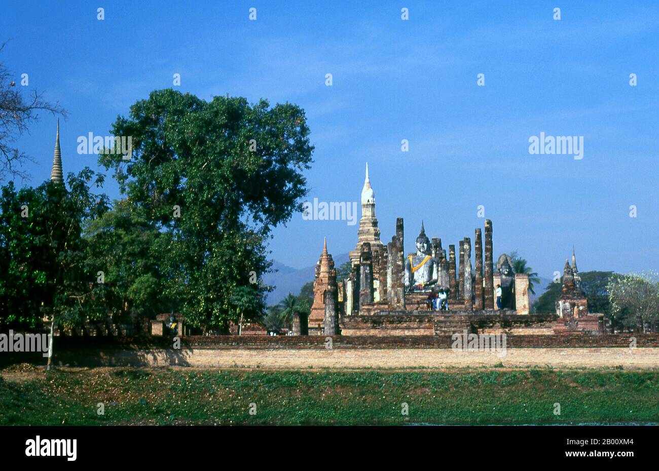 Thailandia: Wat Mahathat, Parco storico di Sukhothai. Wat Mahathat fu fondata nel XIII secolo dal re Intharathit (c.. 1240-70) e ricostruito nel 14 ° secolo. Era il cuore spirituale del regno di Sukhothai. Sukhothai, che letteralmente significa "Alba della felicità", fu la capitale del regno di Sukhothai e fu fondata nel 1238. Fu la capitale dell'Impero Tailandese per circa 140 anni. Foto Stock