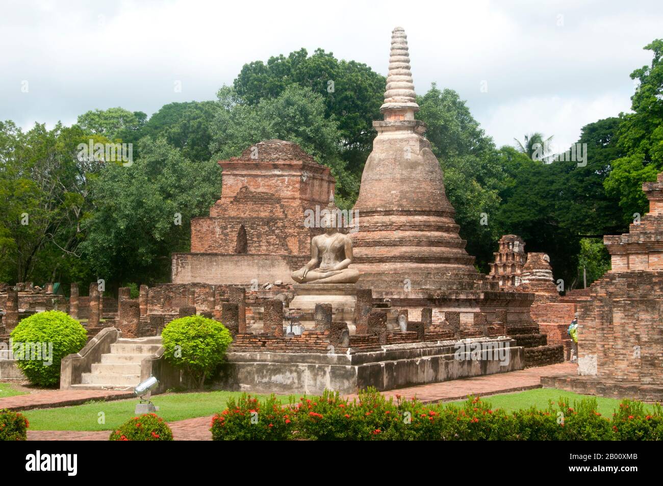 Thailandia: Wat Mahathat, Parco storico di Sukhothai. Wat Mahathat fu fondata nel XIII secolo dal re Intharathit (c.. 1240-70) e ricostruito nel 14 ° secolo. Era il cuore spirituale del regno di Sukhothai. Sukhothai, che letteralmente significa "Alba della felicità", fu la capitale del regno di Sukhothai e fu fondata nel 1238. Fu la capitale dell'Impero Tailandese per circa 140 anni. Foto Stock