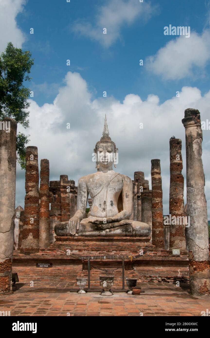 Thailandia: Wat Mahathat, Parco storico di Sukhothai. Wat Mahathat fu fondata nel XIII secolo dal re Intharathit (c.. 1240-70) e ricostruito nel 14 ° secolo. Era il cuore spirituale del regno di Sukhothai. Sukhothai, che letteralmente significa "Alba della felicità", fu la capitale del regno di Sukhothai e fu fondata nel 1238. Fu la capitale dell'Impero Tailandese per circa 140 anni. Foto Stock
