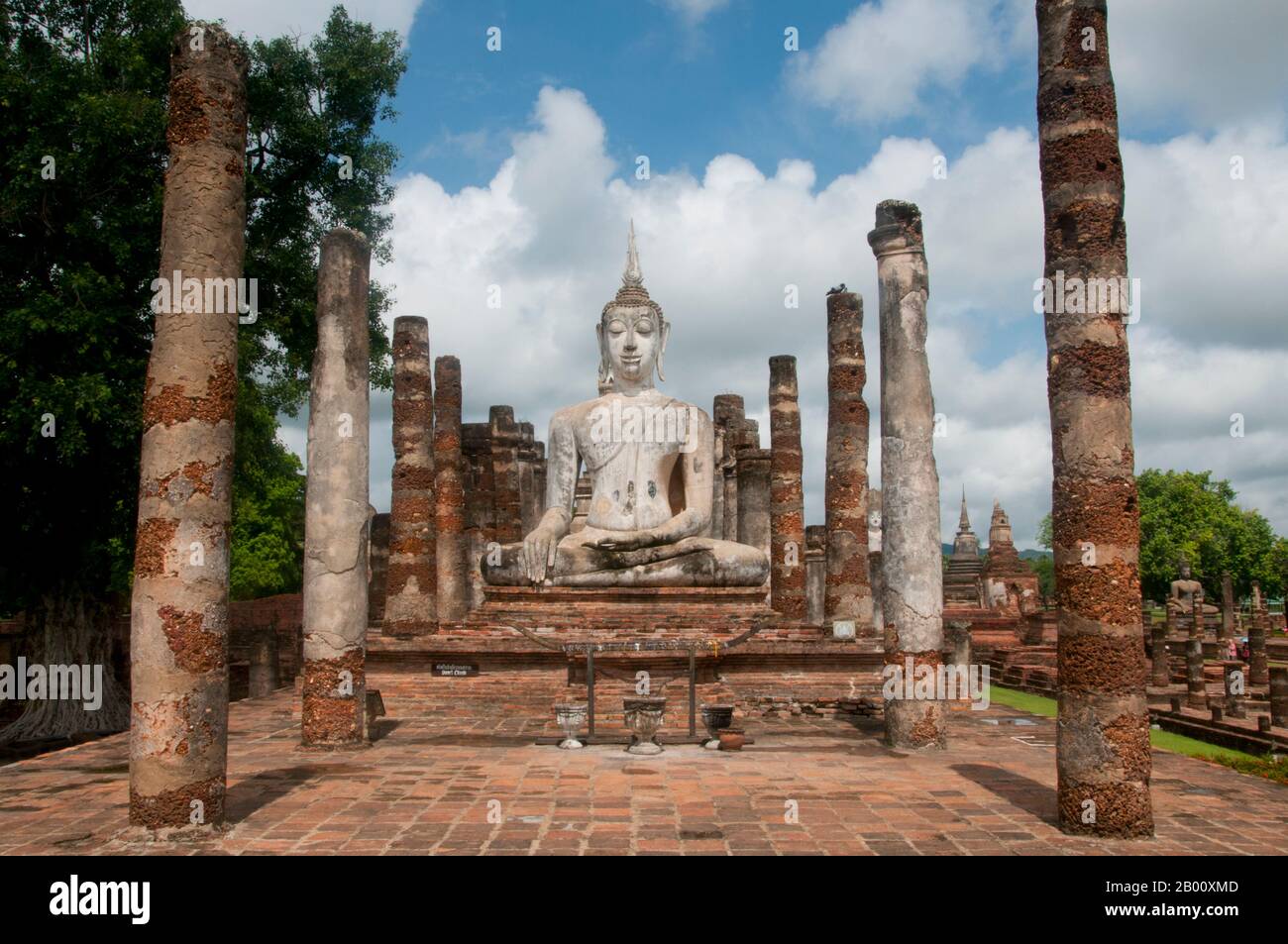 Thailandia: Wat Mahathat, Parco storico di Sukhothai. Wat Mahathat fu fondata nel XIII secolo dal re Intharathit (c.. 1240-70) e ricostruito nel 14 ° secolo. Era il cuore spirituale del regno di Sukhothai. Sukhothai, che letteralmente significa "Alba della felicità", fu la capitale del regno di Sukhothai e fu fondata nel 1238. Fu la capitale dell'Impero Tailandese per circa 140 anni. Foto Stock