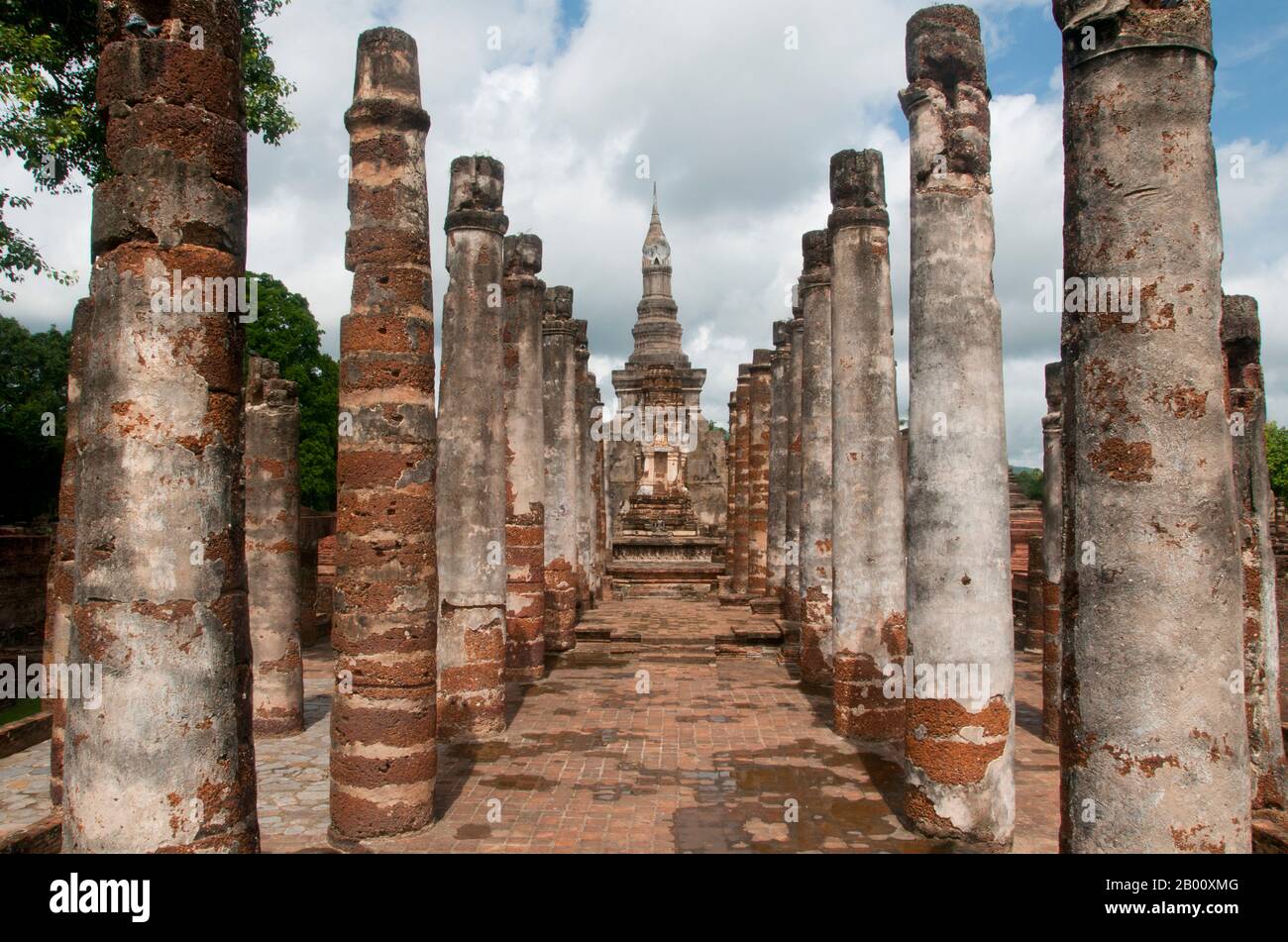 Thailandia: Wat Mahathat, Parco storico di Sukhothai. Wat Mahathat fu fondata nel XIII secolo dal re Intharathit (c.. 1240-70) e ricostruito nel 14 ° secolo. Era il cuore spirituale del regno di Sukhothai. Sukhothai, che letteralmente significa "Alba della felicità", fu la capitale del regno di Sukhothai e fu fondata nel 1238. Fu la capitale dell'Impero Tailandese per circa 140 anni. Foto Stock