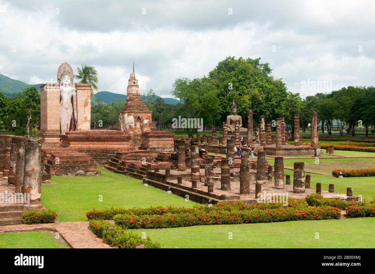 Thailandia: Wat Mahathat, Parco storico di Sukhothai. Wat Mahathat fu fondata nel XIII secolo dal re Intharathit (c.. 1240-70) e ricostruito nel 14 ° secolo. Era il cuore spirituale del regno di Sukhothai. Sukhothai, che letteralmente significa "Alba della felicità", fu la capitale del regno di Sukhothai e fu fondata nel 1238. Fu la capitale dell'Impero Tailandese per circa 140 anni. Foto Stock