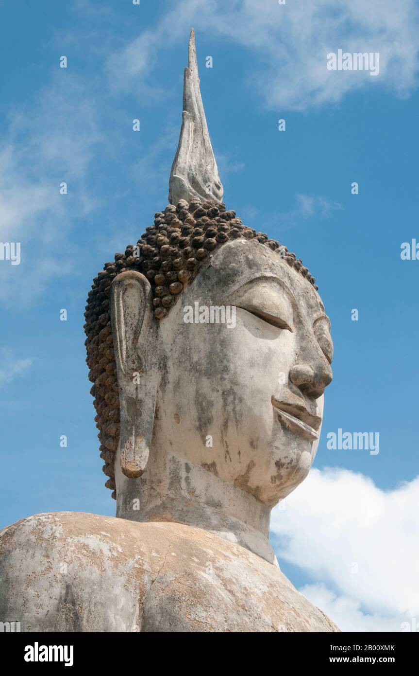 Thailandia: Wat Mahathat, Parco storico di Sukhothai. Wat Mahathat fu fondata nel XIII secolo dal re Intharathit (c.. 1240-70) e ricostruito nel 14 ° secolo. Era il cuore spirituale del regno di Sukhothai. Sukhothai, che letteralmente significa "Alba della felicità", fu la capitale del regno di Sukhothai e fu fondata nel 1238. Fu la capitale dell'Impero Tailandese per circa 140 anni. Foto Stock
