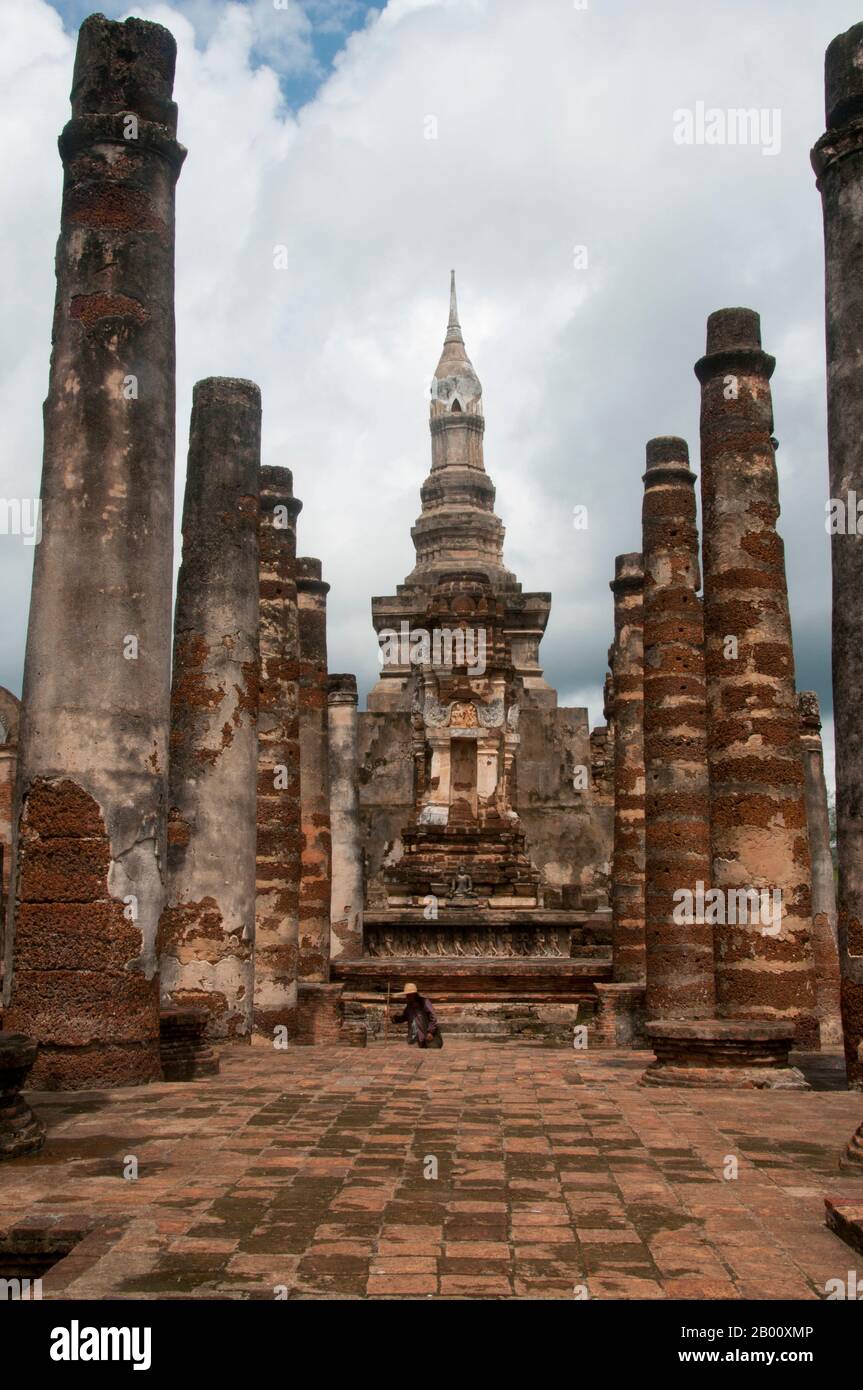 Thailandia: Wat Mahathat, Parco storico di Sukhothai. Wat Mahathat fu fondata nel XIII secolo dal re Intharathit (c.. 1240-70) e ricostruito nel 14 ° secolo. Era il cuore spirituale del regno di Sukhothai. Sukhothai, che letteralmente significa "Alba della felicità", fu la capitale del regno di Sukhothai e fu fondata nel 1238. Fu la capitale dell'Impero Tailandese per circa 140 anni. Foto Stock