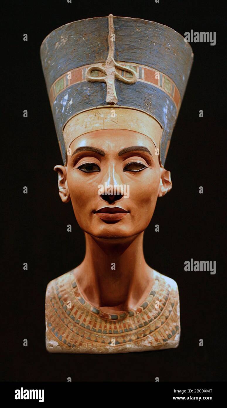 Egitto: Nefertiti (1370 a.C. – c.. 1330 a.C.), Grande Regina del faraone Akhenaten della XVIII dinastia (c. 1351-34 BCE). Nefertiti (c.. 1370 BCE – c. 1330 a.C.) fu la Grande moglie reale del faraone egiziano Akhenaten. Nefertiti e Akhenaten erano conosciuti per una rivoluzione religiosa, in cui iniziarono ad adorare un solo dio. Questo era il Dio Sole Aten. È famosa anche per il suo busto, ora al Neues Museum di Berlino. Alcuni studiosi ritengono che Nefertiti abbia governato brevemente dopo la morte del marito e prima dell'adesione di Tutankhamun come Neferneferuaten, anche se si tratta di una questione di dibattito in corso. Foto Stock