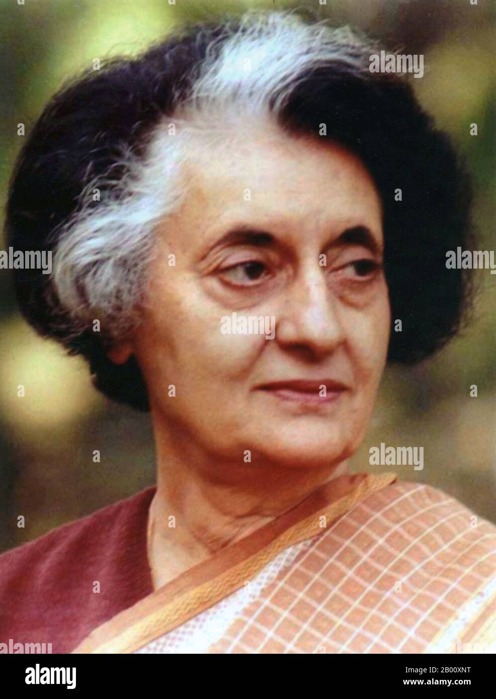 India: Indira Gandhi (1917-1984), primo ministro dell'India per quattro mandati consecutivi, 1966-1984. Indira Priyadarshini Gandhi (19 novembre 1917 – 31 ottobre 1984) è stato il primo ministro della Repubblica indiana per tre mandati consecutivi dal 1966 al 1977 e per un quarto mandato dal 1980 fino al suo assassinio nel 1984, per un totale di quindici anni. È l'unica donna del primo ministro dell'India ad oggi. È il primo ministro femminile di servizio più lungo del mondo. Foto Stock