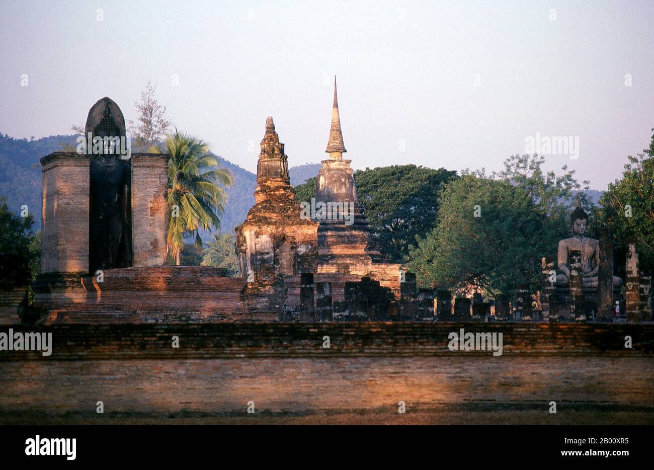 Thailandia: Luce dell'alba su Wat Mahathat, Sukhothai Historical Park. Wat Mahathat fu fondata nel XIII secolo dal re Intharathit (c.. 1240-70) e ricostruito nel 14 ° secolo. Era il cuore spirituale del regno di Sukhothai. Sukhothai, che letteralmente significa "Alba della felicità", fu la capitale del regno di Sukhothai e fu fondata nel 1238. Fu la capitale dell'Impero Tailandese per circa 140 anni. Foto Stock
