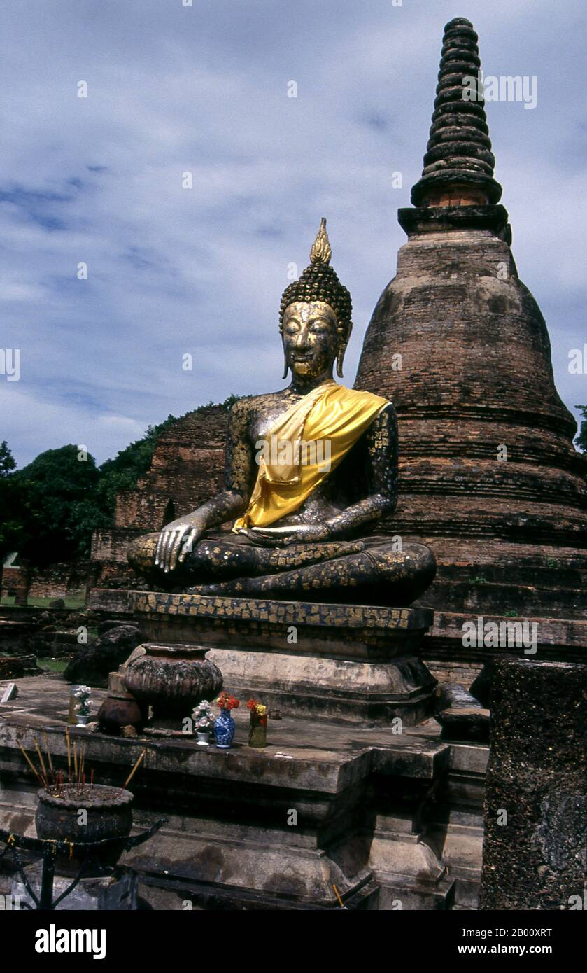 Thailandia: Buddha, Wat Mahathat, Sukhothai Historical Park. Wat Mahathat fu fondata nel XIII secolo dal re Intharathit (c.. 1240-70) e ricostruito nel 14 ° secolo. Era il cuore spirituale del regno di Sukhothai. Sukhothai, che letteralmente significa "Alba della felicità", fu la capitale del regno di Sukhothai e fu fondata nel 1238. Fu la capitale dell'Impero Tailandese per circa 140 anni. Foto Stock