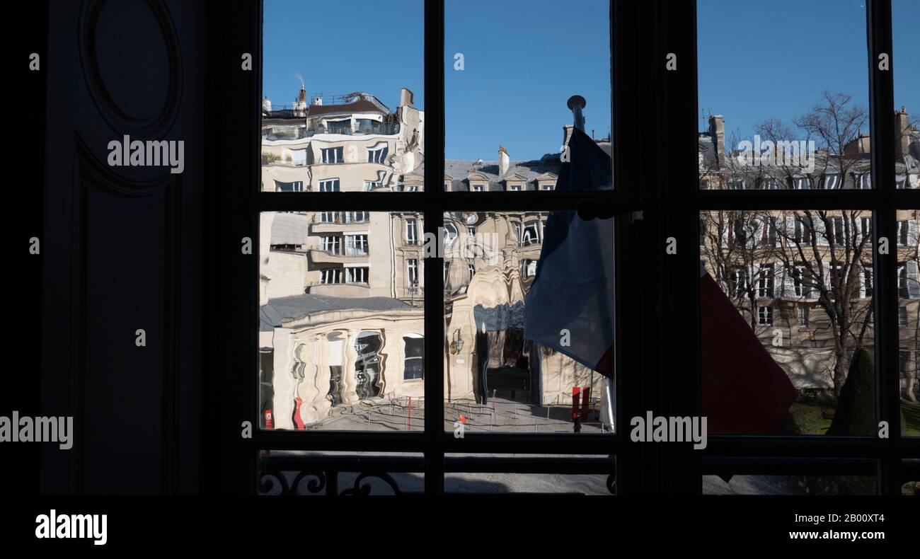 Bandiera francese che soffia nel vento, vista dal Museo d'Orsay, Parigi, Francia, edifici distorti da vetro finestra. Foto Stock